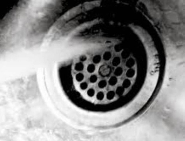 Έπαθε σοκ με αυτό που αντίκρισε στη μπανιέρα της