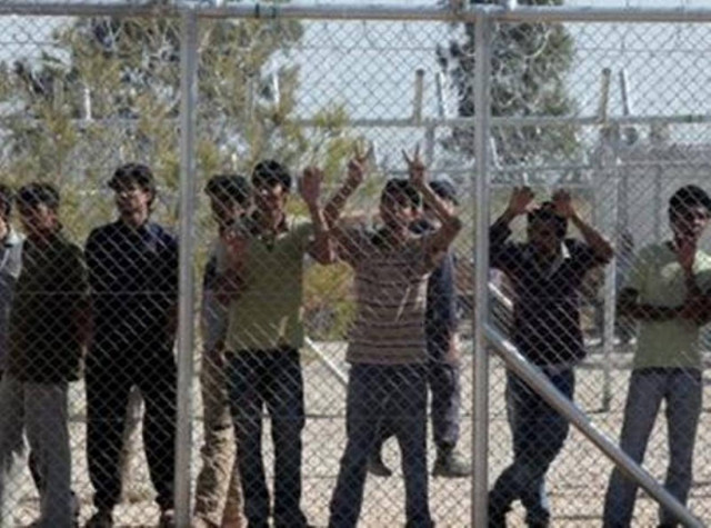 Ράβδοι, πέτρες και ξύλα στο Κέντρο Κράτησης αλλοδαπών στην Κόρινθο