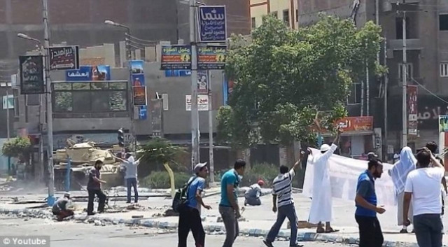 ΣΟΚ: Άοπλος διαδηλωτής πυροβολείται εν ψυχρώ μπροστά από τανκ!