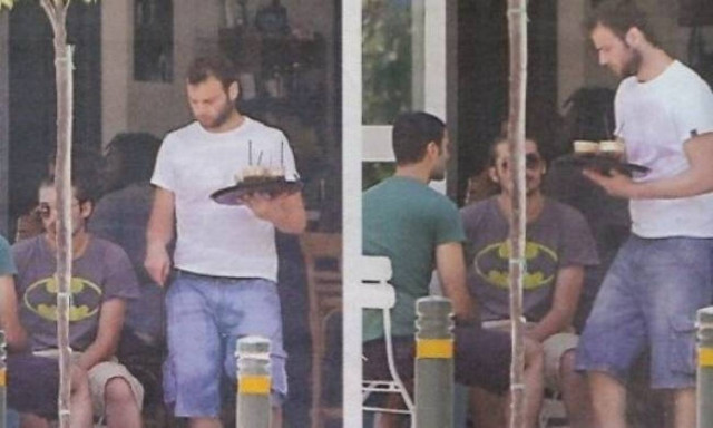 Ο Ορέστης Τζιόβας σερβίρει καφέδες στο Παγκράτι! (φωτό)