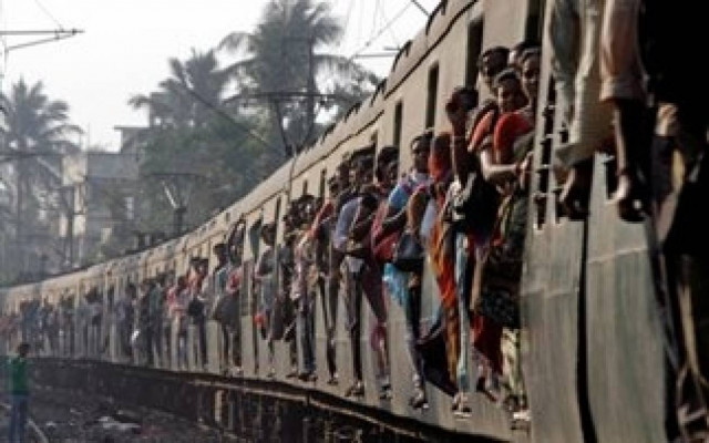 Τρένο έπεσε σε πλήθος στην Ινδία - 35 νεκροί