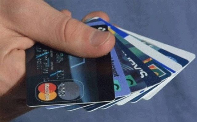 Οι Κύπριοι μείωσαν τις αγορές με πιστωτικές κάρτες