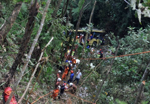 Τραγωδία στη Μαλαισία: 37 νεκροί από πτώση λεωφορείου σε χαράδρα