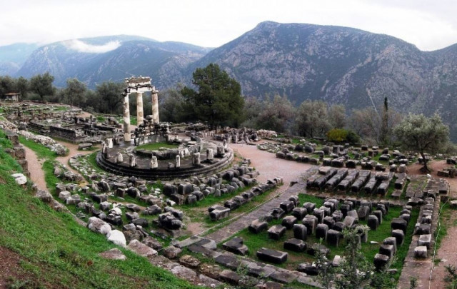 Οχτώ άτομα προσπάθησαν να διοργανώσουν τελετή στους Δελφούς
