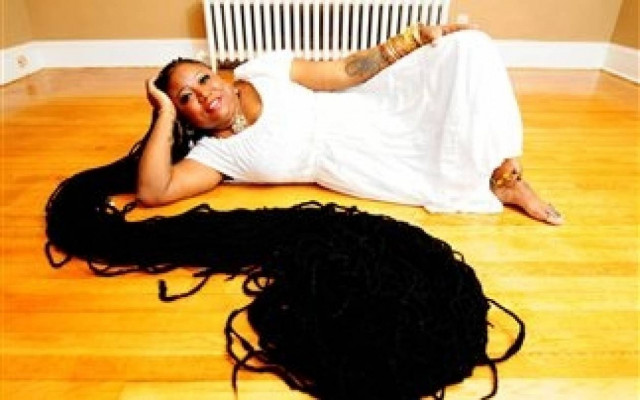 Κινδυνεύει με παράλυση εξαιτίας του βάρους των... μαλλιών της