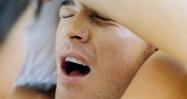 ΑΠΙΣΤΕΥΤΟ: Έρχεται σε οργασμό με τα τραγούδια από ταινίες του Μποντ!