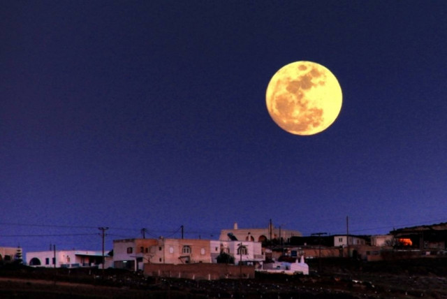 Ωραίο το αυγουστιάτικο φεγγάρι αλλά αστρονομικά... μικρό