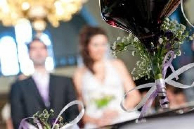 Απίστευτο: Φωτογράφος παραλίγο να στείλει τον γαμπρό στο νοσοκομείο