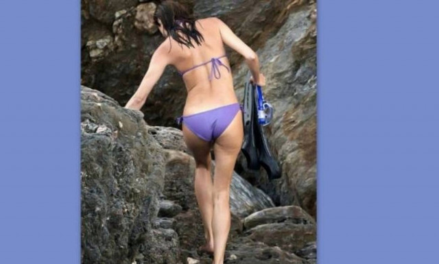 Σε βραχώδη παραλία «τσάκωσε» ο φακός την 45χρονη… (φωτό)