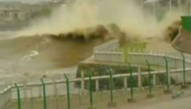 Σκηνές πανικού στην Κίνα με κύμα 20 μέτρων (video)
