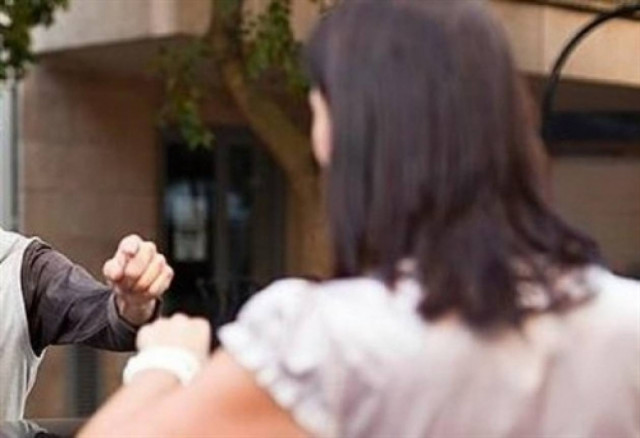 25χρονος έδειρε τον πατέρα και τη μητριά του και κλειδώθηκε στο σπίτι