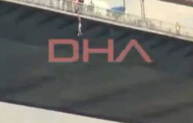 Βίντεο: Βούτηξε από τα 65 μέτρα και γλίτωσε