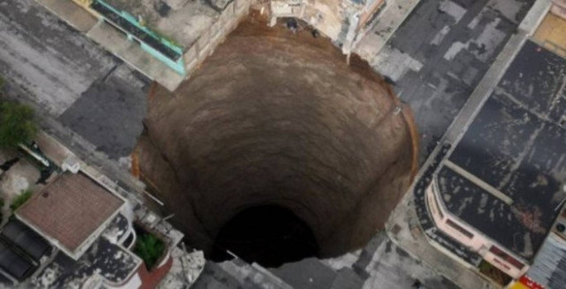 Συναγερμός για γιγάντιες τρύπες που καταπίνουν οικοδομικά τετράγωνα