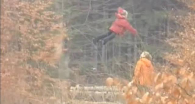 ΑΠΙΣΤΕΥΤΟ VIDEO: Κορίτσι που αιωρείται...