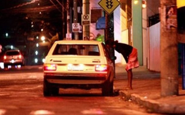 Σάλος στην Πάτρα: Ιερόδουλες συνευρίσκονται με πελάτες μέσα σε...