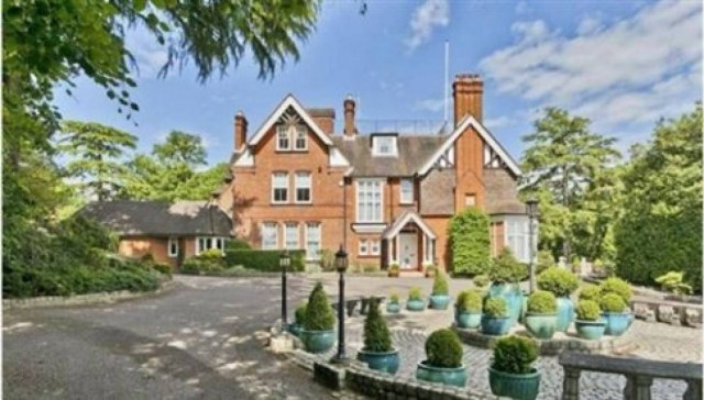 Στο «σφυρί» η βίλα του τέως για 6,42 εκατ. ευρώ!