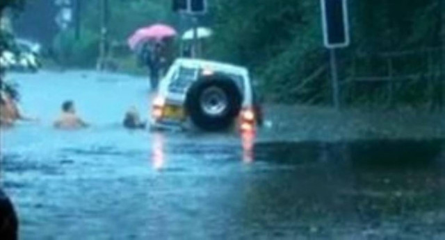 Βίντεο: Διασώθηκαν λίγο πριν το αυτοκίνητο τους βυθιστεί