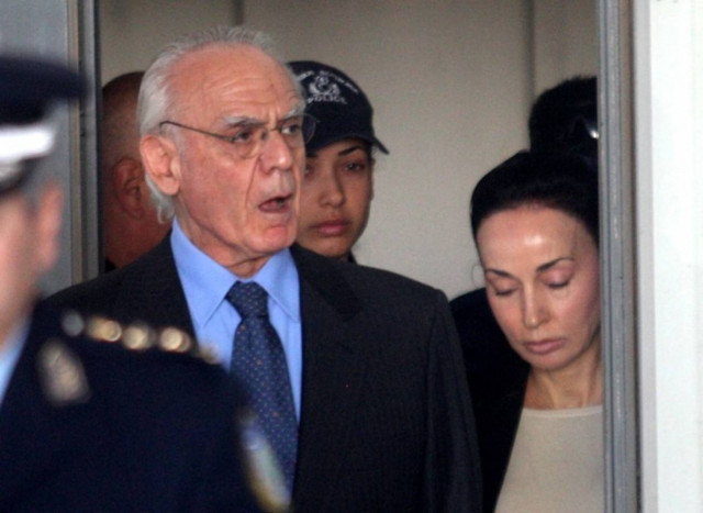 Άκης: Αφήστε ελεύθερη τη σύζυγό μου