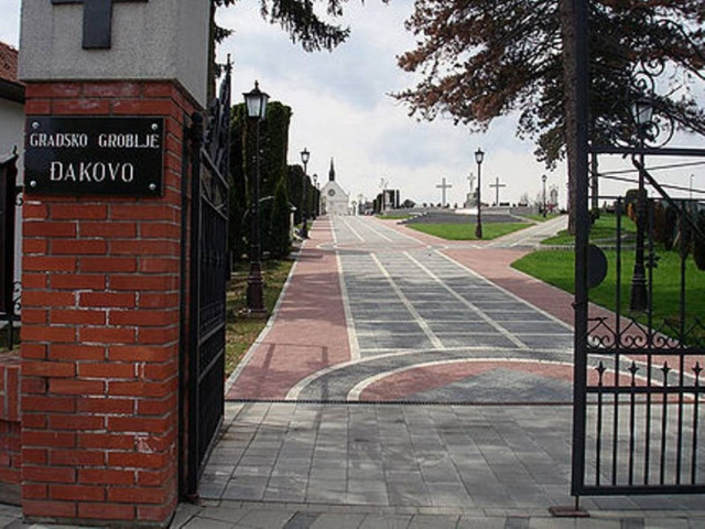 Σοκ: Βγάζουν στο «σφυρί» οικογενειακούς τάφους για λίγα χρήματα