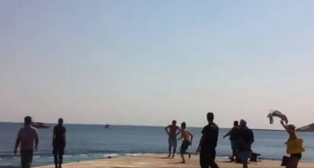 Απίστευτο βίντεο: Αποχαιρετισμός με βουτιά στο λιμάνι της Σικίνου