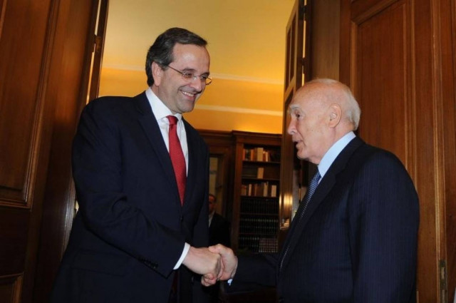 Σε εξέλιξη η συνάντηση Σαμαρά – Παπούλια στο Προεδρικό