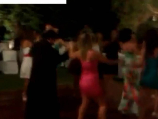 Απίστευτο βίντεο: Παπάς χορεύει «Δε σου κάνω τον άγιο»