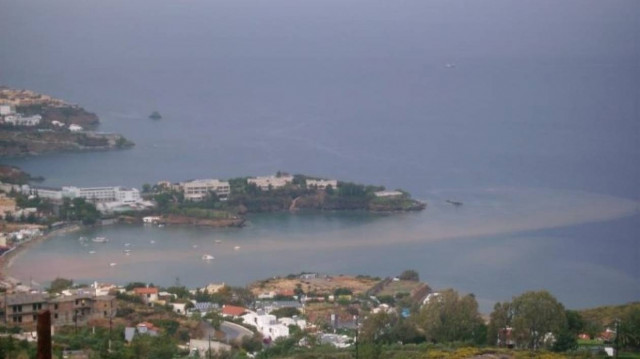 Κρήτη: Ο «πόλεμος της ξαπλώστρας» και τα ...χαρτάκια