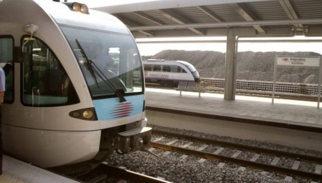 ΣΟΚ στη Λάρισα: Έβαλε την ανήλικη κόρη του να οδηγήσει το τρένο