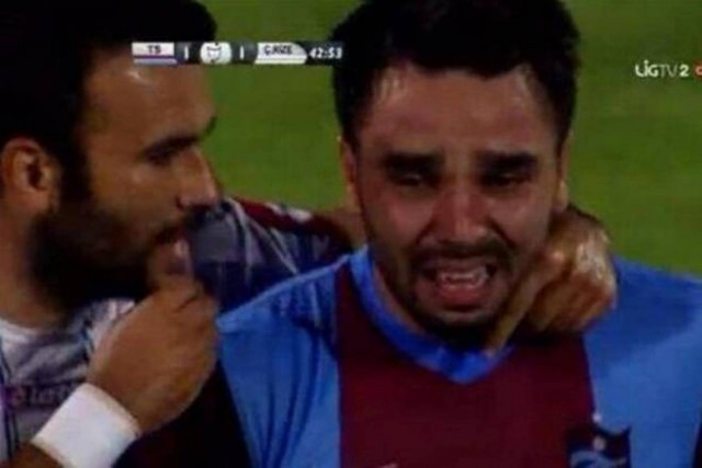 Ποδοσφαιριστής έβαλε τα κλάματα σε αγώνα (video)