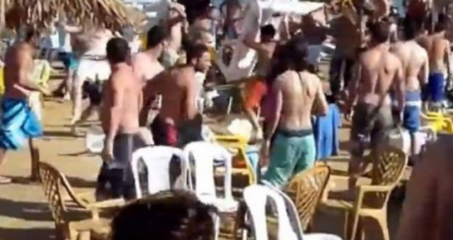 Βίντεο: Απίστευτο ξύλο και καρεκλοπόλεμος σε παραλία!