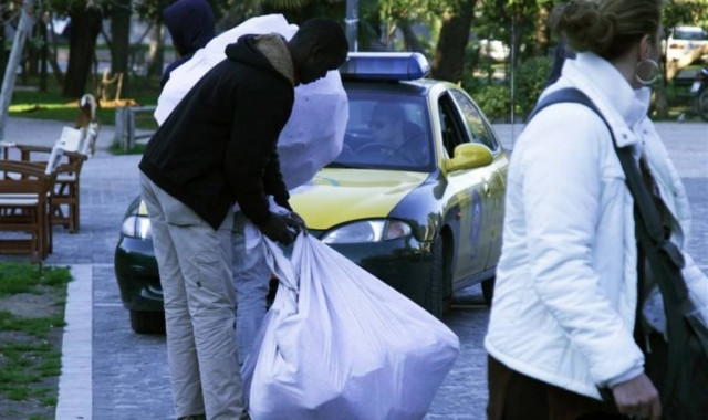Τσιγγάνοι παρίσταναν τους αστυνομικούς σε νιγηριανούς μικροπωλητές