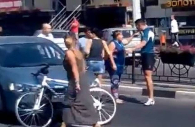 Βίντεο: Άγριος καυγάς στη μέση του δρόμου