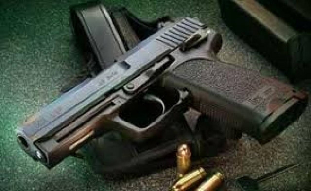 «Έπαιζε» με τα όπλα, «σκότωσε» την τύχη του