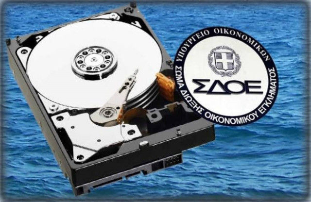 Απίστευτο:  Έξαλλος με το ΣΔΟΕ πέταξε τον υπολογιστή στη θάλασσα!