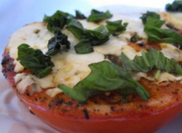 Μεσογειακό και υγιεινό: Ψητές ντομάτες με φέτα και μυρωδικά