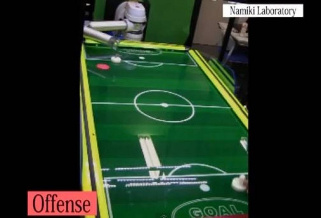 Βίντεο: To ρομπότ που παίζει air -hockey και δεν χάνει ποτέ!