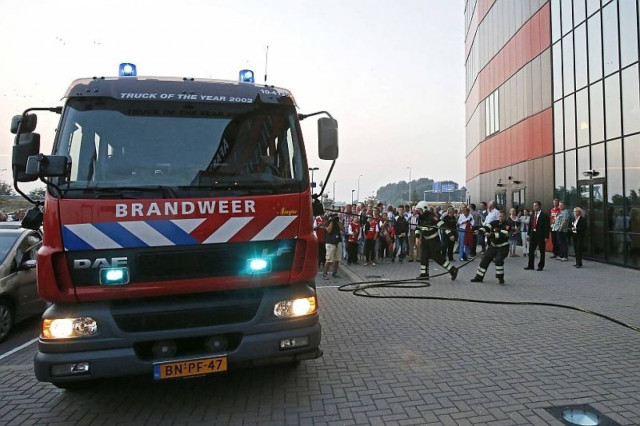 ΔΕΙΤΕ: Tα βίντεο από τη φωτιά στο γήπεδο της Αλκμάαρ