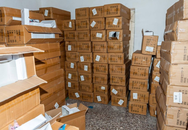 Ταύρος: Αποθήκη «έκρυβε» προϊόντα απομίμησης