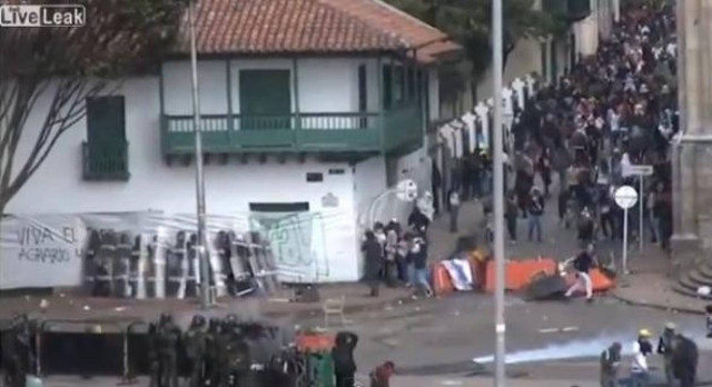 ΔΕΙΤΕ: Γυναίκα ρισκάρει τη ζωή της για να προστατεύσει τα ΜΑΤ (vid)!