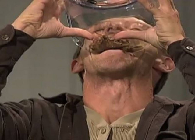 Έβαλε 21 σκορπιούς στο στόμα του!