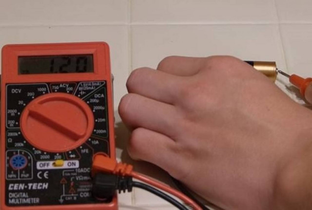 Πώς να δείτε αν μια μπαταρία είναι γεμάτη