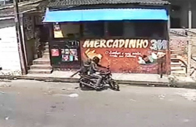 Απίστευτο βίντεο: Πήγε για ληστεία σε έφυγε... από το παράθυρο...