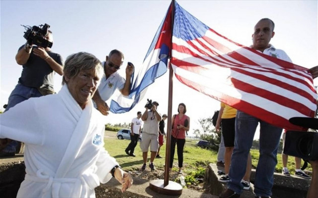 64χρονη κολύμπησε από τις ΗΠΑ ως την Κούβα δίπλα στους καρχαρίες