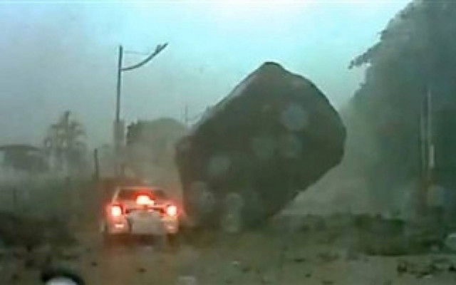 Βίντεο-ΣΟΚ: Βρέθηκε μια «ανάσα» από τον θάνατο