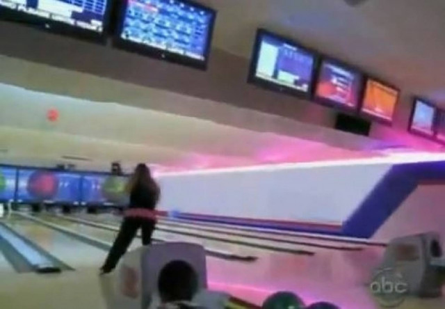 Τι γίνεται όταν η ξανθιά πάει για bowling;
