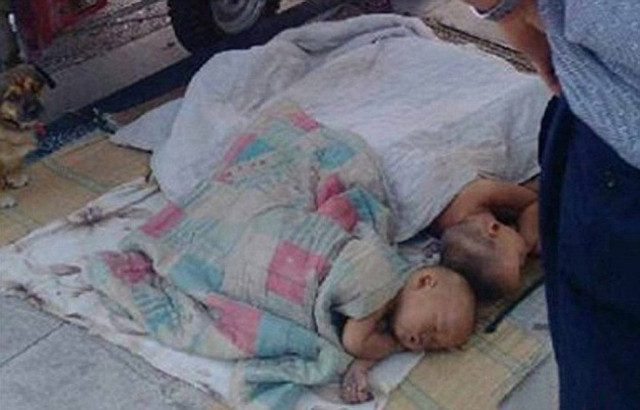 ΣΟΚ: Πατέρας χάριζε σε περαστικούς τα... παιδιά του