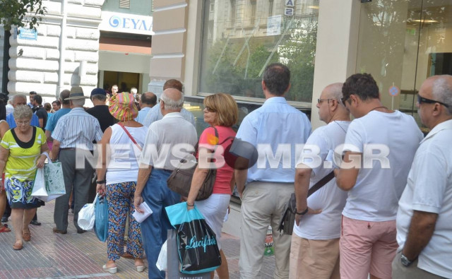 Φωτορεπορτάζ: Απίστευτες ουρές στην ΕΥΔΑΠ