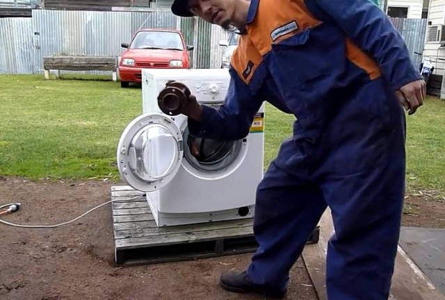 Βίντεο: Θες να κάνει το πλυντήριο βίδες; Μπορείς εύκολα...