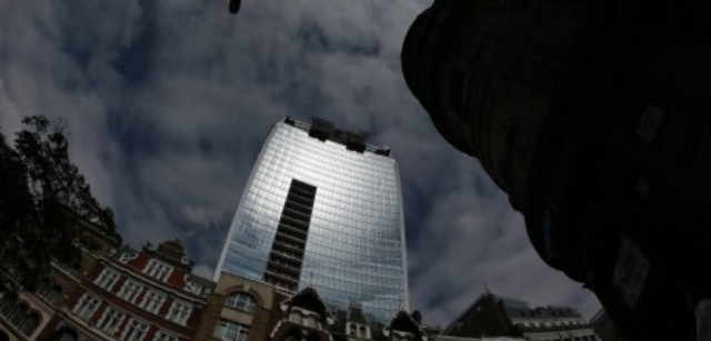 Ουρανοξύστης στο Λονδίνο καίει ό,τι βρίσκεται γύρω του