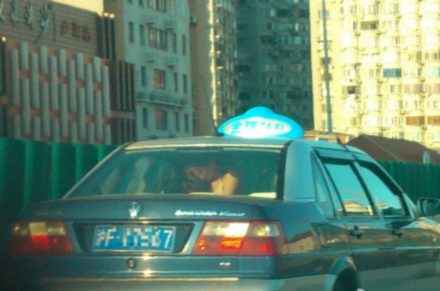 Έκαναν σεξ μέσα σε ταξί σε κεντρικό αυτοκινητόδρομο! (pics)